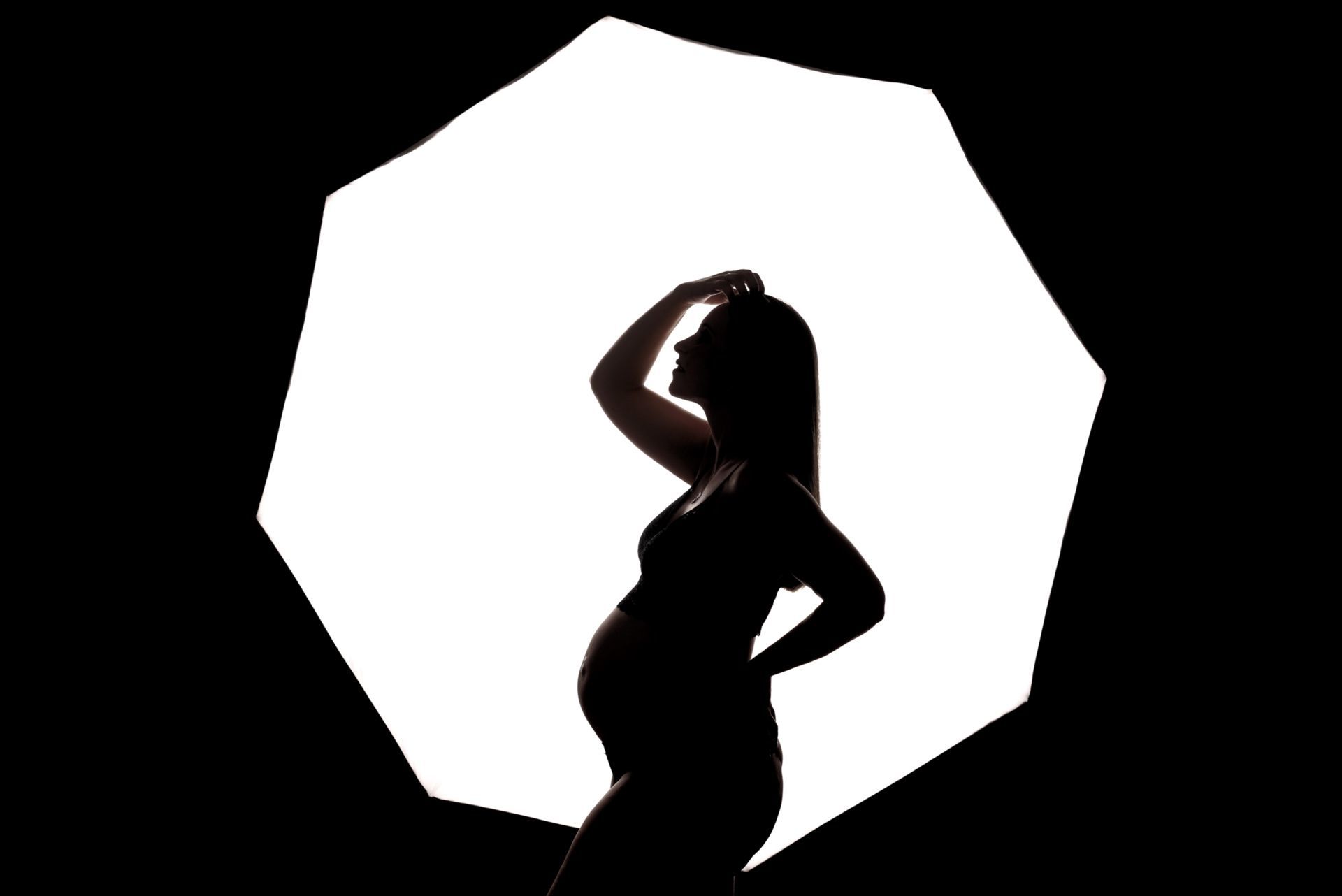 Foto Encanto de amar, o momento de sentir, tocar antes do encontro olhos nos olhos - Imagem 0